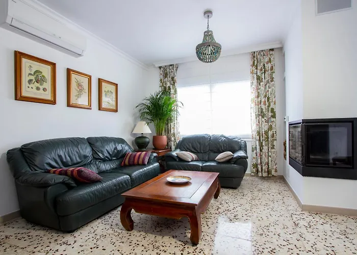 Newly Furnished Cozy House Next To The Beach