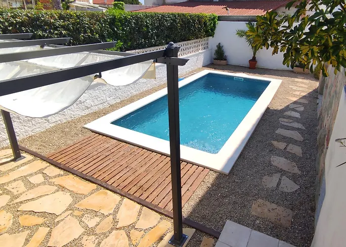 Newly Furnished Cozy House Next To The Beach